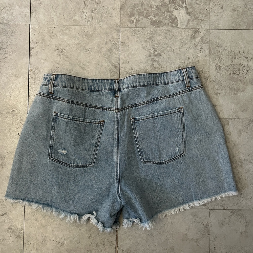 Forever 21 Plus Size Shorts Frayed Denim Mom Shorts 18” NWOT - Picture 4 of 11